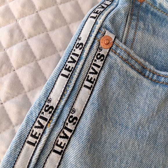 Levi's 501 Light Wash Crop Jeans Logo Tape - Picture 3 of 7